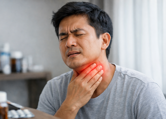 Sau cắt amidan, người bệnh có thể bị đau trong 5-10 ngày kèm khó nuốt. Ảnh được tạo bởi AI