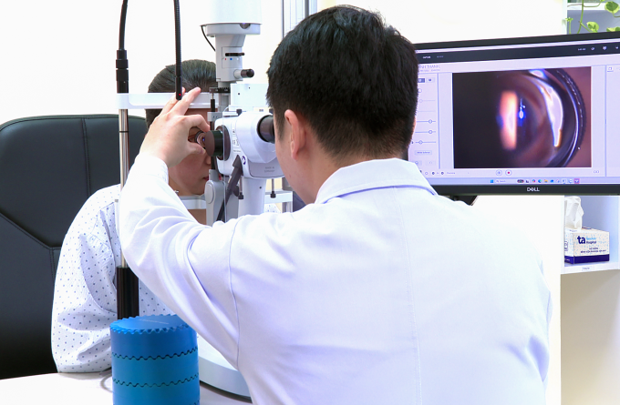 Bác sĩ kiểm tra mắt cho chị Làm sau phẫu thuật. Ảnh: Bệnh viện Đa khoa Tâm Anh