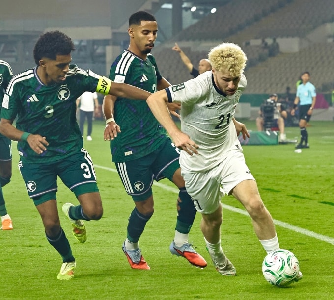 Tiền vệ Kyrgyzstan Kimi Merk (áo trắng) đi bóng trong trận thua Arab Saudi 0-1 ở lượt ra quân bảng A U23 châu Á 2026, trên sân Prince Abdullah Al Faisal ở Jeddah, Arab Saudi ngày 6/1/2026. Ảnh: KFU