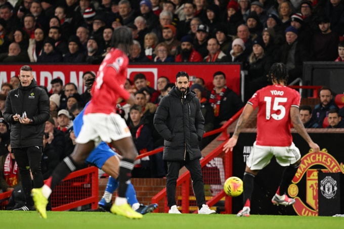 Ruben Amorim quan sát cầu thủ trong trận Man Utd hòa Bournemouth 4-4 trên sân Old Trafford, Manchester ở vòng 16 Ngoại hạng Anh ngày 15/12/2025. Ảnh: AFP