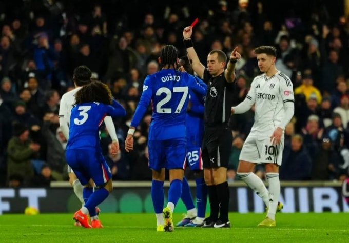 Marc Cucurella của Chelsea nhận thẻ đỏ trực tiếp trong trận thua Fulham 1-2 ở Ngoại hạng Anh hôm 7/1. Ảnh: SE