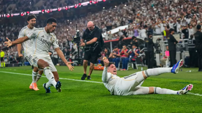 Federico Valverde trượt cỏ mừng bàn mở tỷ số trong trận Real thắng Atletico 2-1 ở bán kết Siêu Cup Tây Ban Nha trên sân King Abdullah Sport City, Jeddah, Arab Saudi ngày 8/1/2026. Ảnh: AP