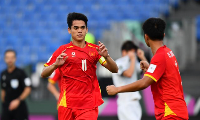 Đội trưởng Khuất Văn Khang (số 11) mừng bàn mở tỷ số cho Việt Nam trước Kyrgyzstan ở lượt hai bảng A, VCK U23 châu Á trên sân King Abdullah Sports City Hall, thành phố Jeddah, Arab Saudi ngày 9/1/2026. Ảnh: AFC