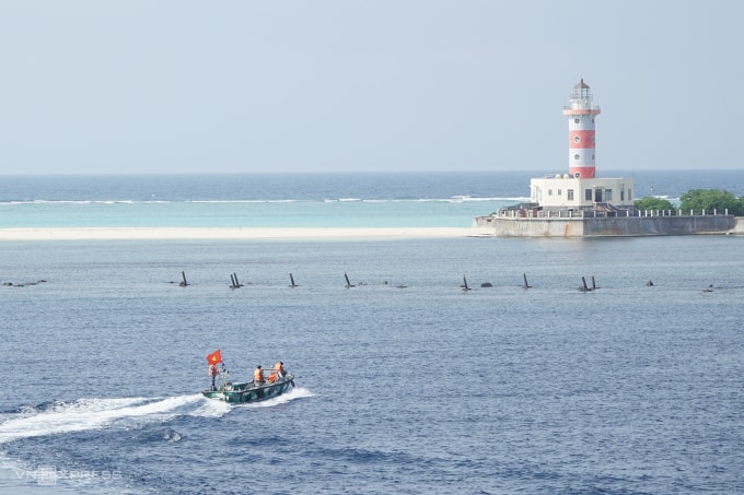 Bộ đội hải quân chuyển quà Tết vào đảo Nam Yết thuộc Quần đảo Trường Sa, nay là Đặc khu Trường Sa, tỉnh Khánh Hòa. Ảnh: Hoàng Phương