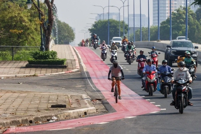 Người đi xe đạp trên làn đường ưu tiên. Ảnh: Quỳnh Trần