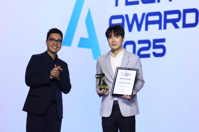 Đại diện Xiaomi (phải) trên sân khấu nhận giải Điện thoại dẫn đầu trào lưu. Ảnh: Quỳnh Trần