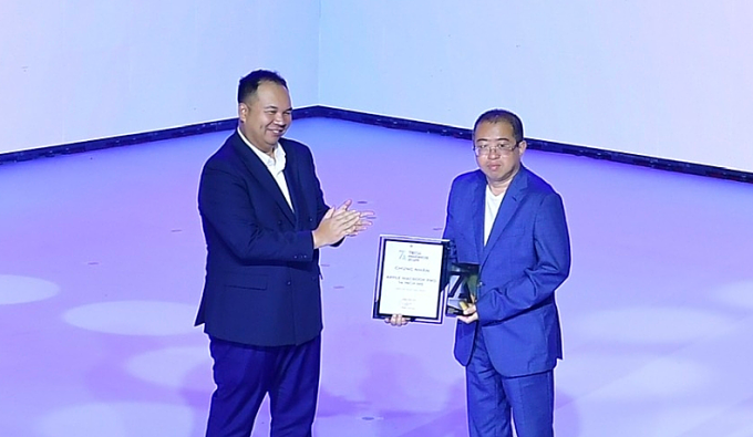 Đại diện FPT Shop, đơn vị kinh doanh MacBook chính hãng, trên sân khấu nhận giải Laptop xuất sắc. Ảnh: Thanh Tùng