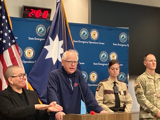 Thống đốc Tim Walz (giữa) họp báo ngày 7/1 về vụ đặc vụ ICE bắn chết cư dân thành phố Minneapolis. Ảnh: Minnesota Reformer