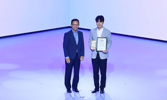 Đại diện Xiaomi nhận giải Hệ sinh thái gia dụng thông minh xuất sắc. Ảnh: Thanh Tùng