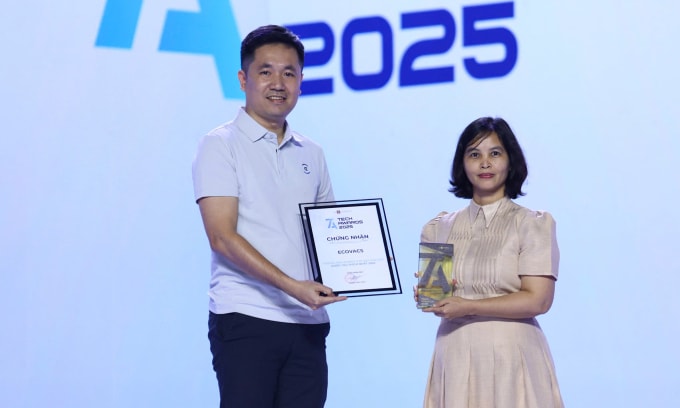 Đại diện Ecovacs nhận giải Thương hiệu robot hút bụi cao cấp được yêu thích nhất. Ảnh: Thanh Tùng