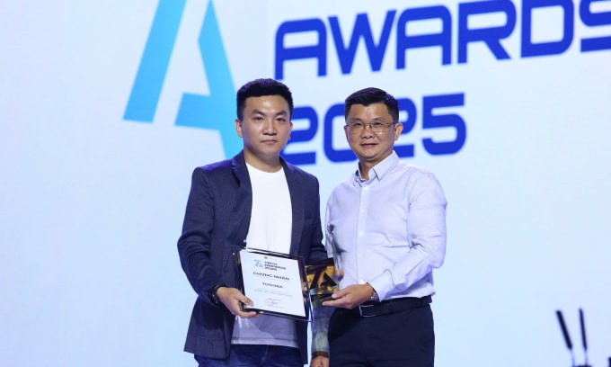 Đại diện Toshiba nhận giải thưởng Thương hiệu máy giặt được yêu thích nhất. Ảnh: Quỳnh Trần