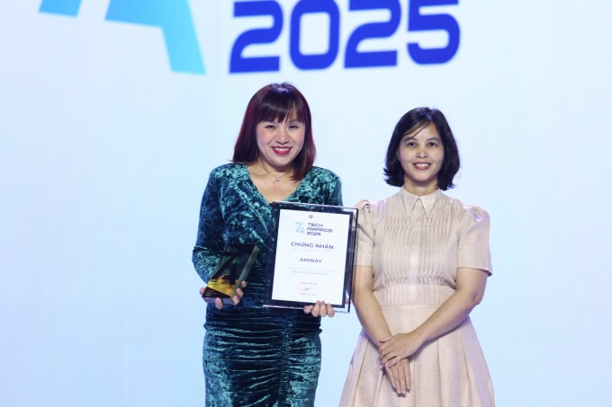 Đại diện Amway nhận giải Thương hiệu máy lọc nước nổi bật của năm. Ảnh: Quỳnh Trần