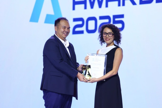 Đại diện Samsung nhận giải Thương hiệu gia dụng của năm. Ảnh: