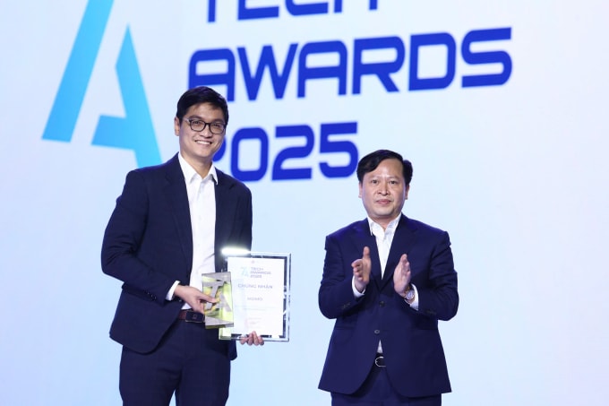 Đại diện MoMo nhận giải Ứng dụng tài chính cá nhân thông minh. Ảnh: Quỳnh Trần