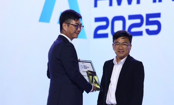 Đại diện Cathay United Bank nhận giải thưởng Giải pháp tài chính số tối ưu trải nghiệm. Ảnh: Thanh Tùng