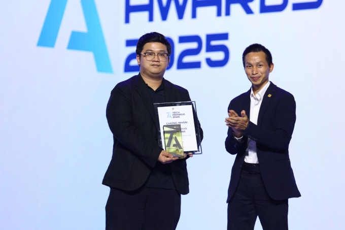 Đại diện LG nhận giải TV phổ thông tốt nhất. Ảnh: Quỳnh Trần