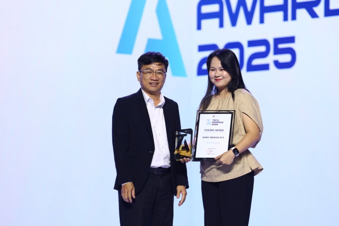Đại diện Sony nhận giải thưởng TV xuất sắc. Ảnh: Quỳnh Trần