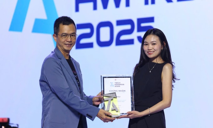 Đại diên IMOU nhận giải Thương hiệu smart home được yêu thích nhất. Ảnh: Quỳnh Trần