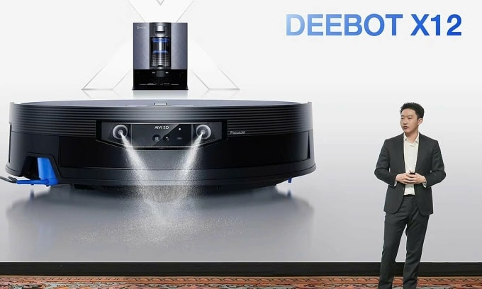 Đại diện Ecovacs giới thiệu sản phẩm mới của hãng. Ảnh: Ecovacs