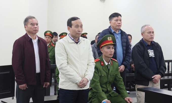 Ông Phạm Văn Hạ (hàng đầu, bên phải) và Bùi Văn Tư (áo trắng). Ảnh: Phạm Dự