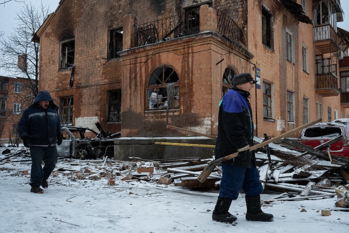 Một tòa nhà ở Kiev, Ukraine bị hư hại sau đợt tấn công của Nga đêm 8/1. Ảnh: AFP