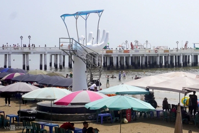 Tượng cánh tay lúc mới hoàn thiện năm 2023. Ảnh:Lê Hoàng