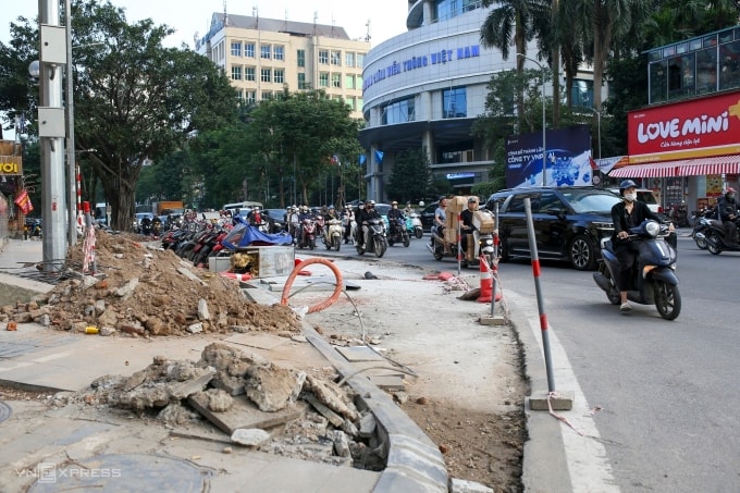 Hà Nội chặt cây xén hè để mở rộng các nút giao thông Huỳnh Thúc Kháng - Nguyễn Chí Thanh, tháng 12/2025. Ảnh: Phạm Chiểu