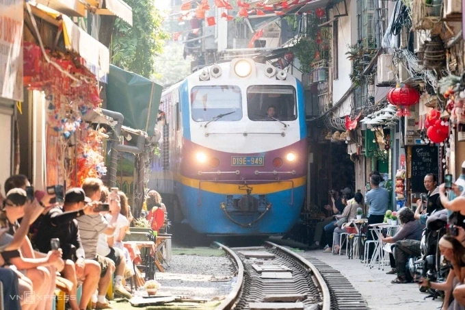 Phố đường tàu Khâm Thiên, phường Văn Miếu - Quốc Tử Giám, Hà Nội, thu hút du khách quốc tế. Ảnh: Hoàng Giang