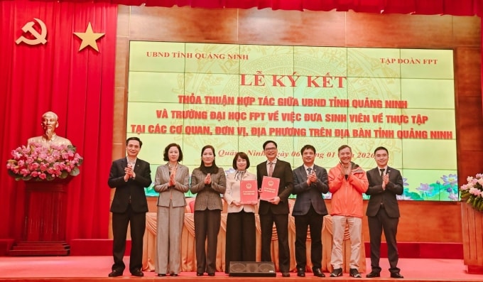 Uỷ ban nhân dân tỉnh Quảng Ninh và trường Đại học FPT ký kết thỏa thuận hợp tác về việc đưa sinh viên về thực tập tại các cơ quan, đơn vị địa phương. Ảnh: FPT
