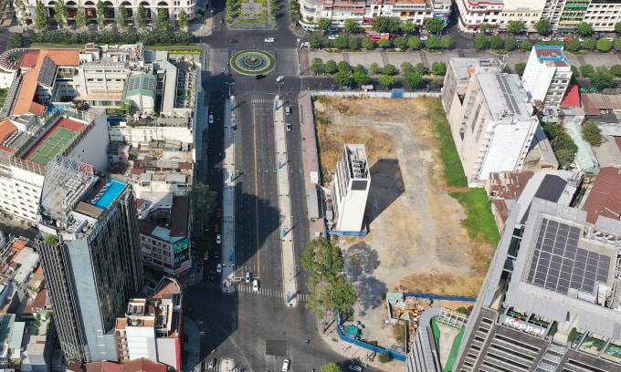Khu đất rộng 9.000 m2 nằm giữa ba đường Nguyễn Huệ - Lê Lợi – Pasteur gần 10 năm để trống sau khi tháo dỡ Thương xá Tax, được đề xuất làm vườn hoa phục vụ Tết. Ảnh: Quỳnh Trần