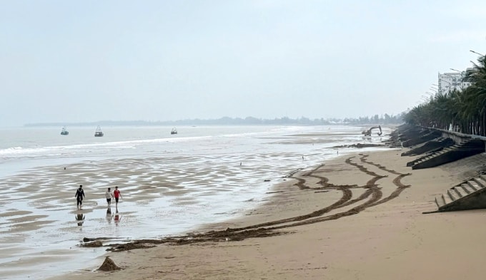 5 bức tượng cánh tay trên bờ biển Hải Tiến đã được dẹp bỏ. Ảnh: Lê Hoàng