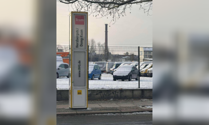 Ga tàu điện Herzbergstrasse/Dong Xuan đối diện chợ Đồng Xuân ở Berlin, ngày 8/1. Ảnh: Google Maps