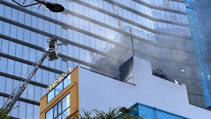 Cảnh sát triển khai xe thang cao hơn 20 m dập lửa. Ảnh: Đình Văn