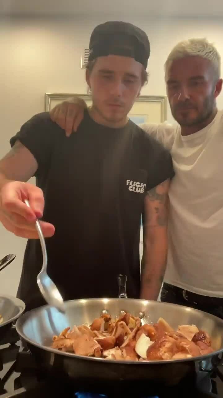 Brooklyn nấu ăn cùng bố năm 2021