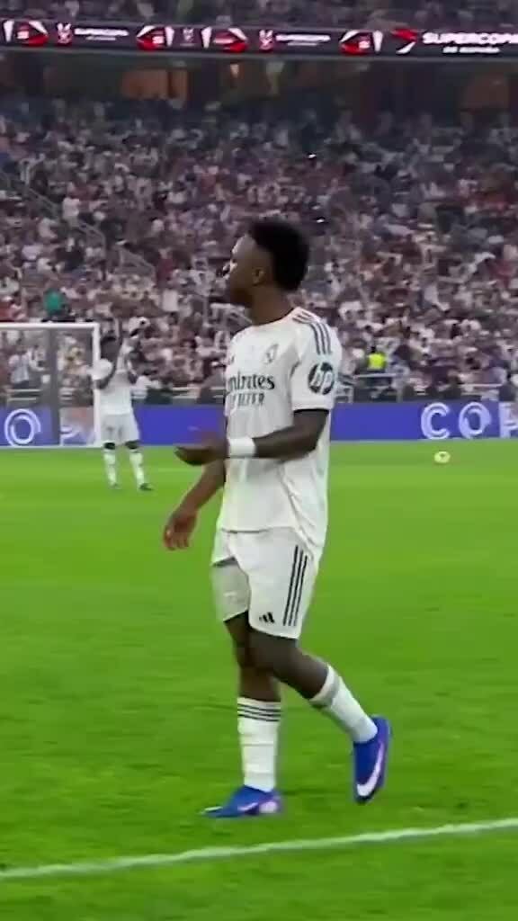 HLV Simeone và Vinicius liên tục lời qua tiếng lại