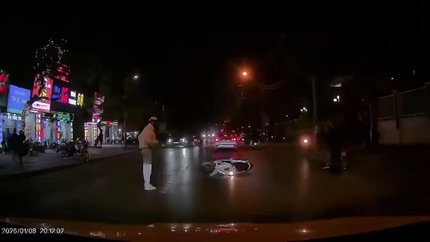 Nam thanh niên phóng xe máy lao vào đuôi ôtô