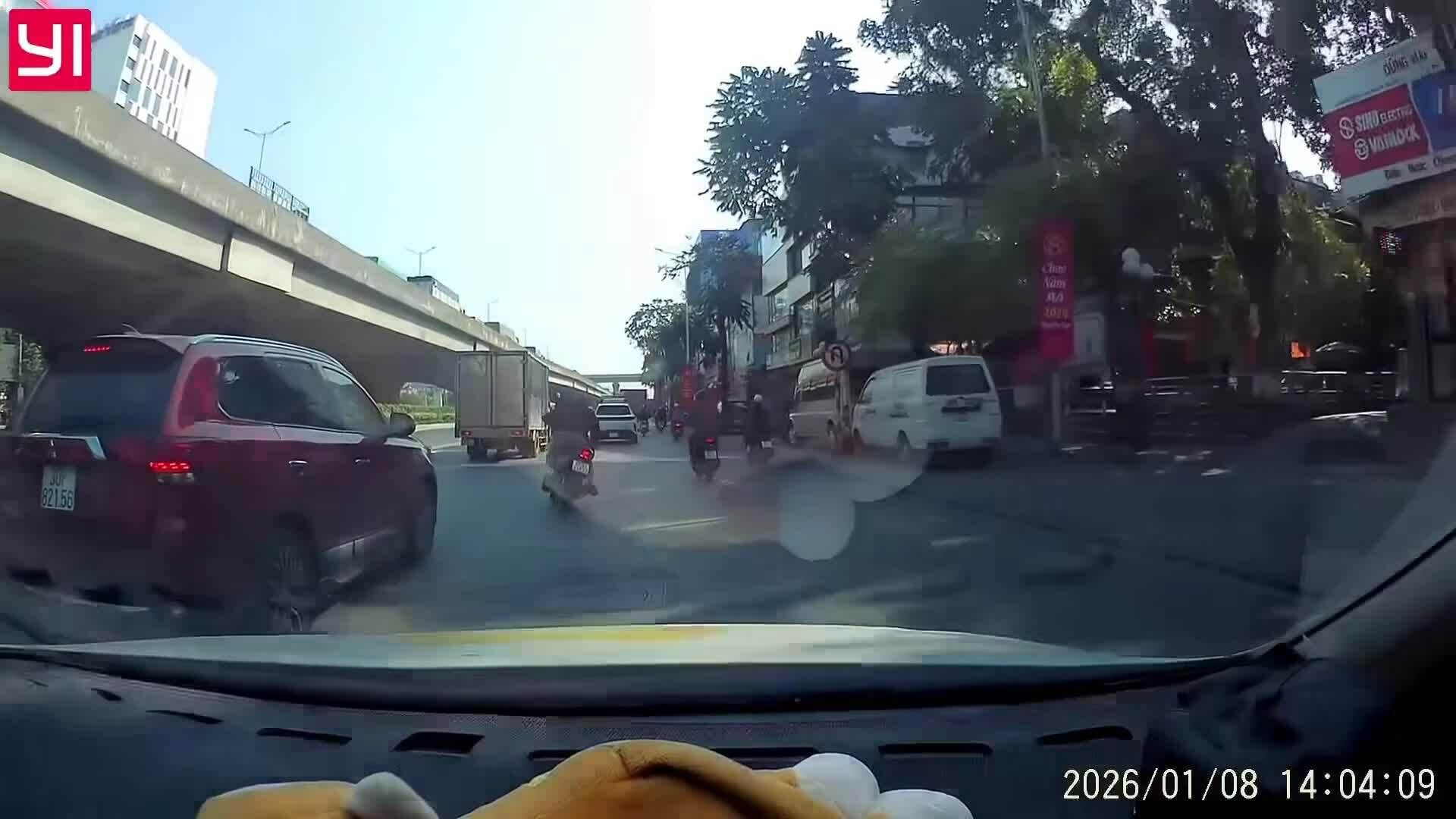 Người đi xe máy tự ngã trước đầu ôtô