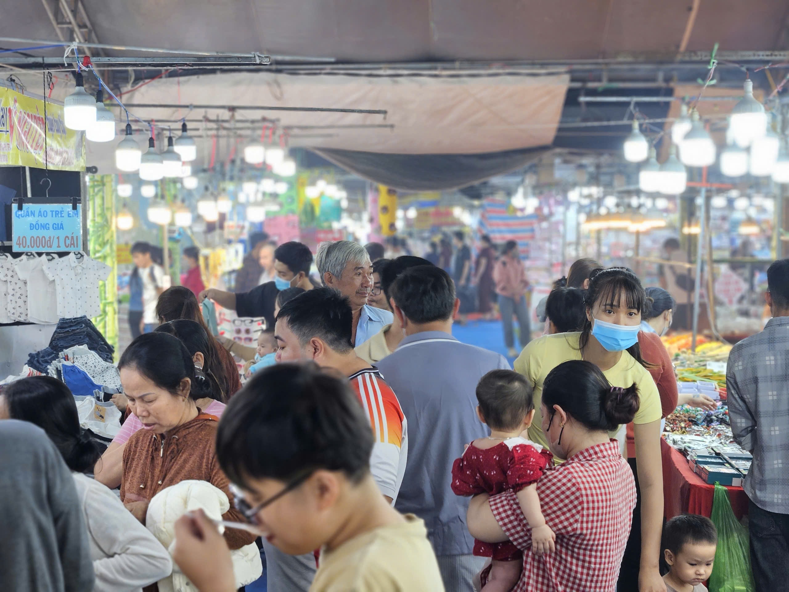 Sắm Tết "giá hời", ăn uống thả ga tại Hội chợ quy mô lớn nhất xã Bà Điểm - Ảnh 2.