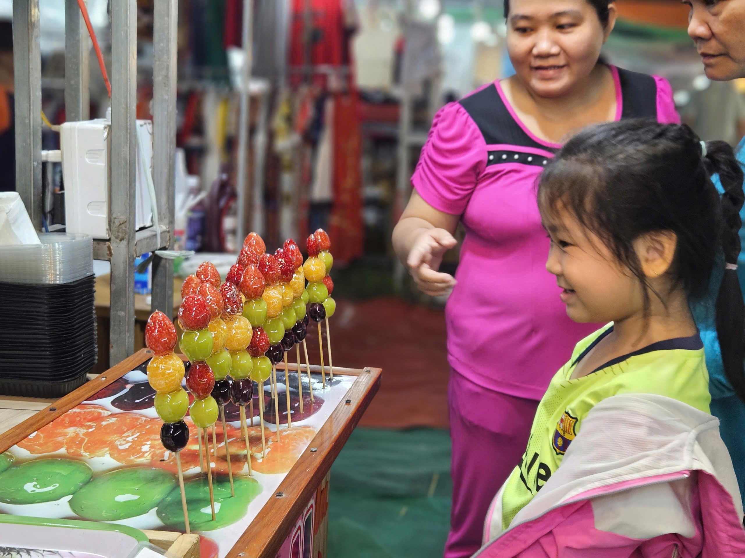 Sắm Tết "giá hời", ăn uống thả ga tại Hội chợ quy mô lớn nhất xã Bà Điểm - Ảnh 3.