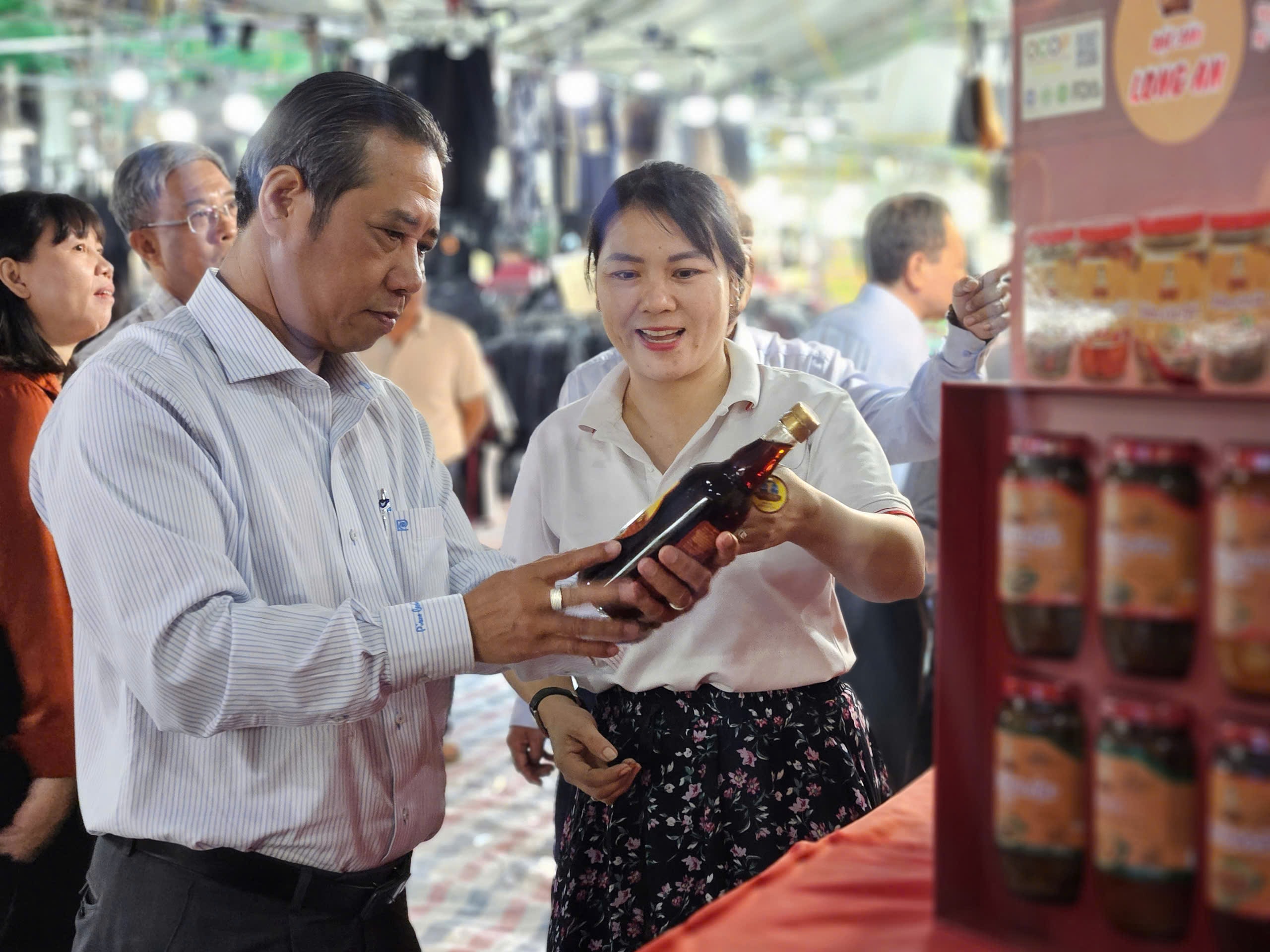 Sắm Tết "giá hời", ăn uống thả ga tại Hội chợ quy mô lớn nhất xã Bà Điểm - Ảnh 1.