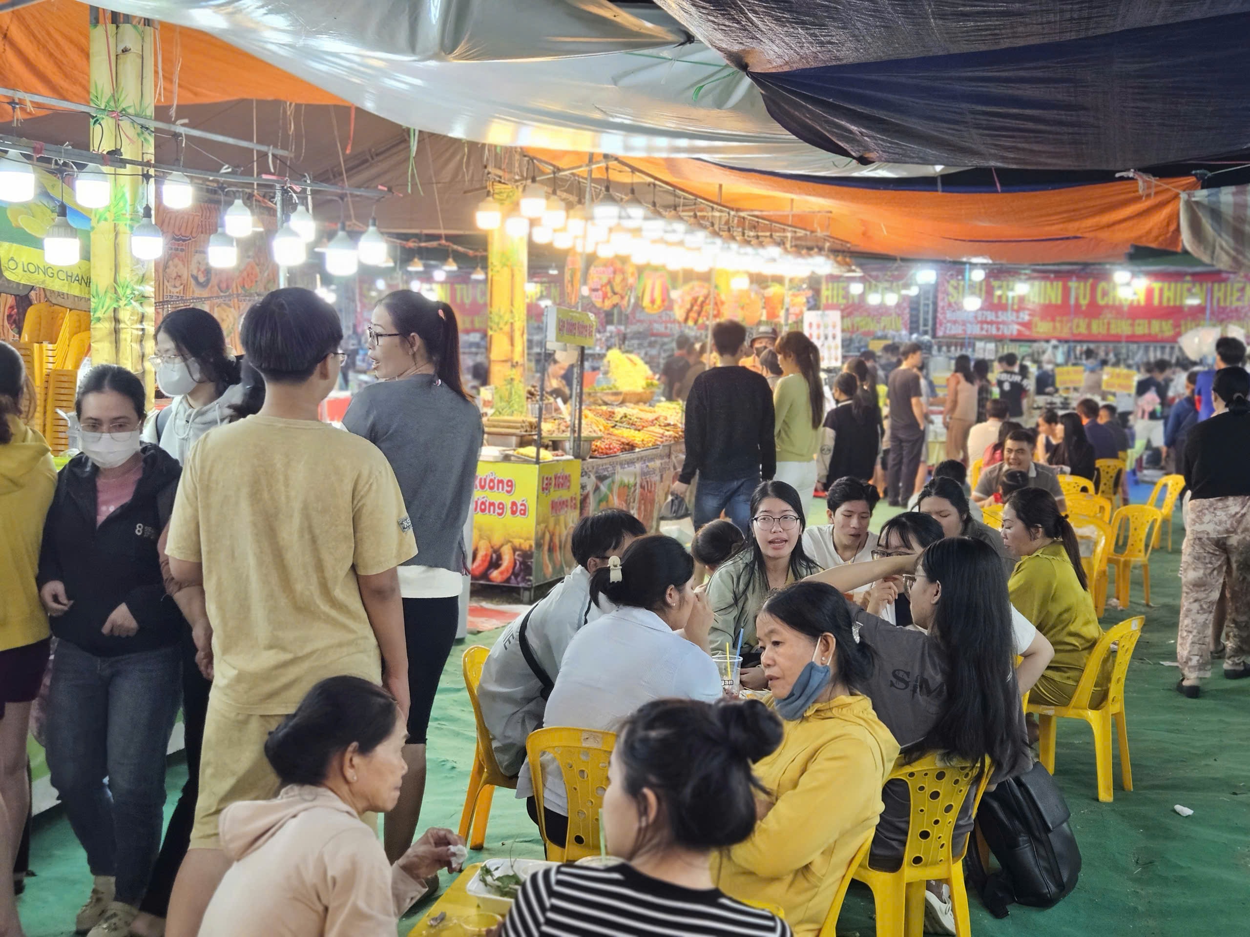 Sắm Tết "giá hời", ăn uống thả ga tại Hội chợ quy mô lớn nhất xã Bà Điểm - Ảnh 4.