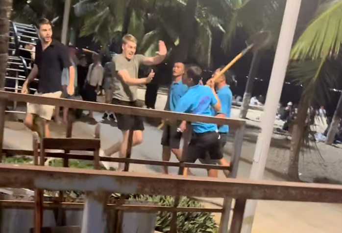 Phạt 50 triệu đồng doanh nghiệp để nhân viên cầm xẻng dọa khách nước ngoài - Ảnh 1.