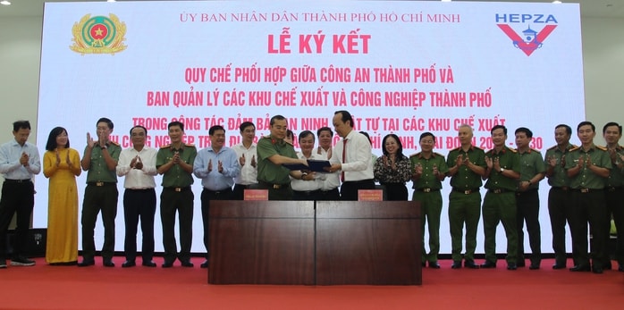 Ký kết quy chế phối hợp giữa Công an TPHCM và HEPZA đảm bảo an ninh trật tự - Ảnh 1.