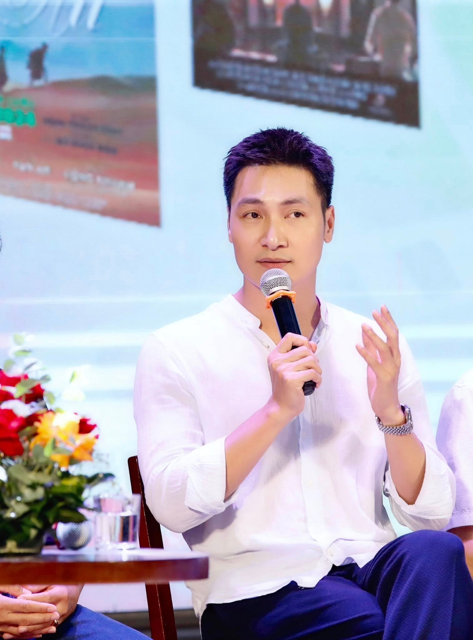 Phạm Ngọc Triển - Chánh văn phòng UBND tỉnh trong 'Lằn ranh' có đời thực ra sao ở tuổi 40?- Ảnh 3. Phạm Ngọc Triển - Chánh văn phòng UBND tỉnh trong 'Lằn ranh' có đời thực ra sao ở tuổi 40?- Ảnh 3.