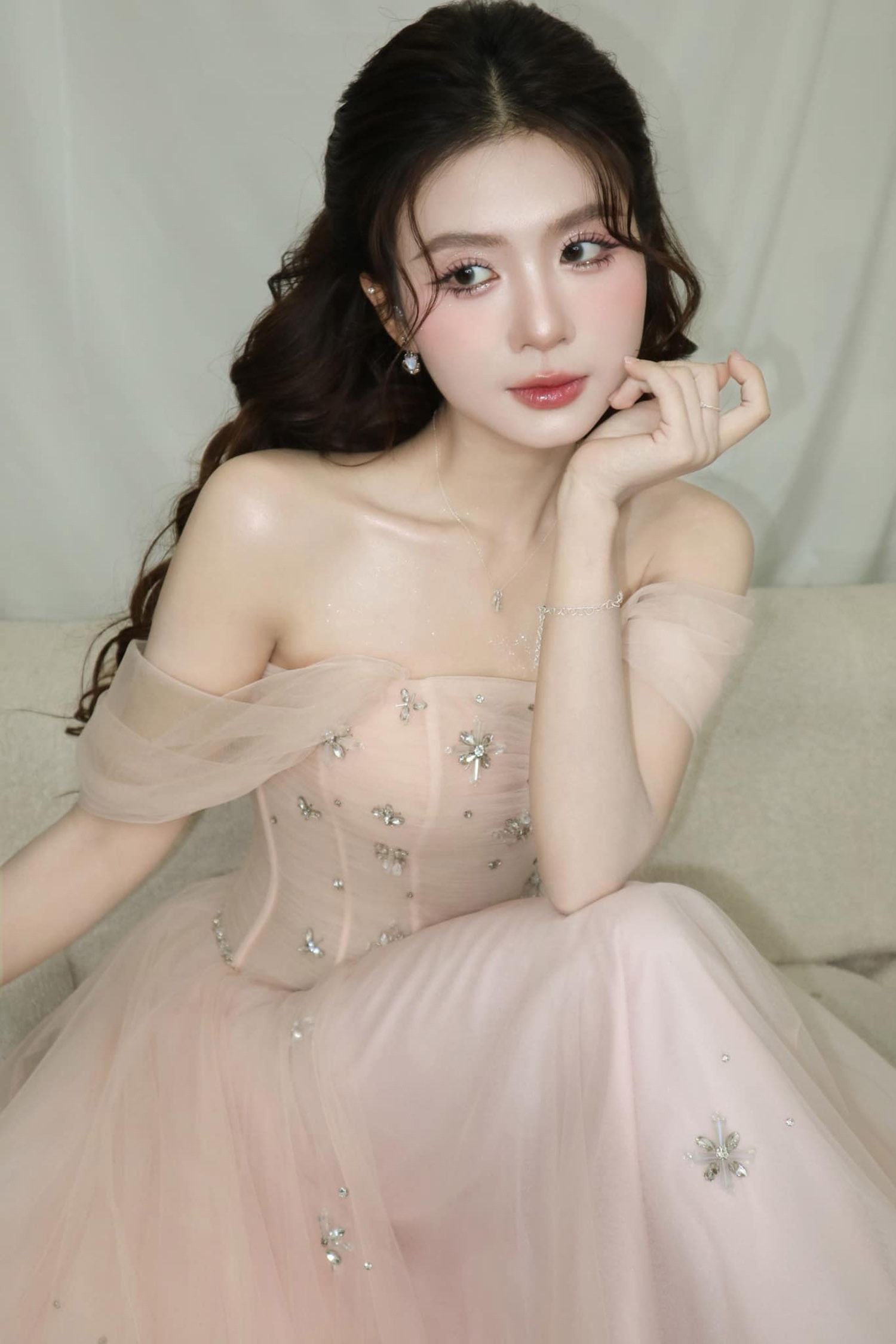 Chang Mây tên thật là Nguyễn Quỳnh Trang, sinh năm 2001 tại Hà Nội. Cô từng được biết đến với danh xưng 