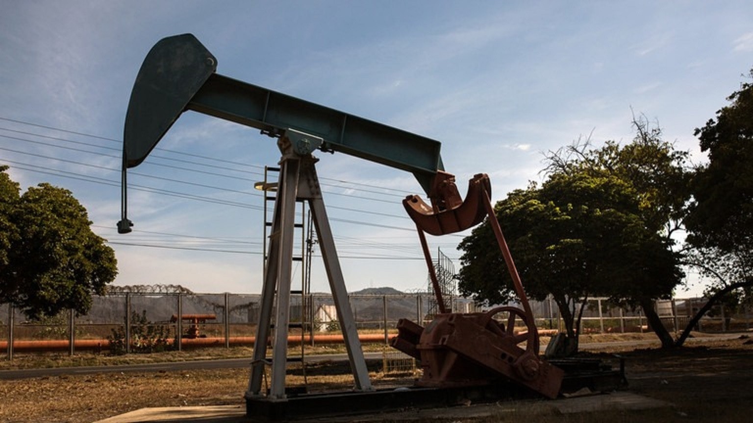 Tổng thống Mỹ Donald Trump tuyên bố nước này sẽ kiểm soát hơn 55% dầu mỏ toàn cầu nếu các công ty Mỹ được quay trở lại khai thác ngành dầu khí của Venezuela.