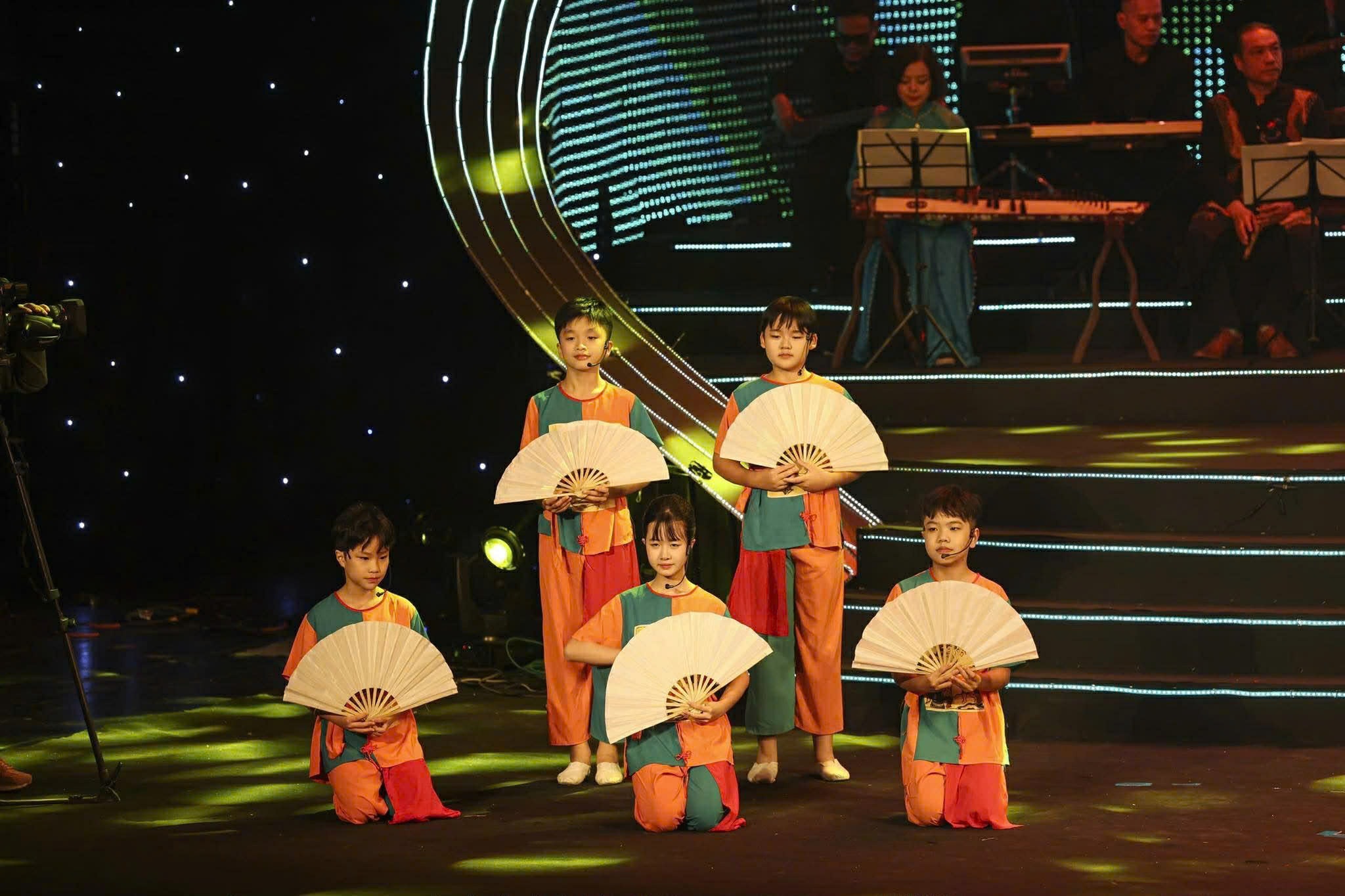 Các bé thiếu nhi biểu diễn tại 