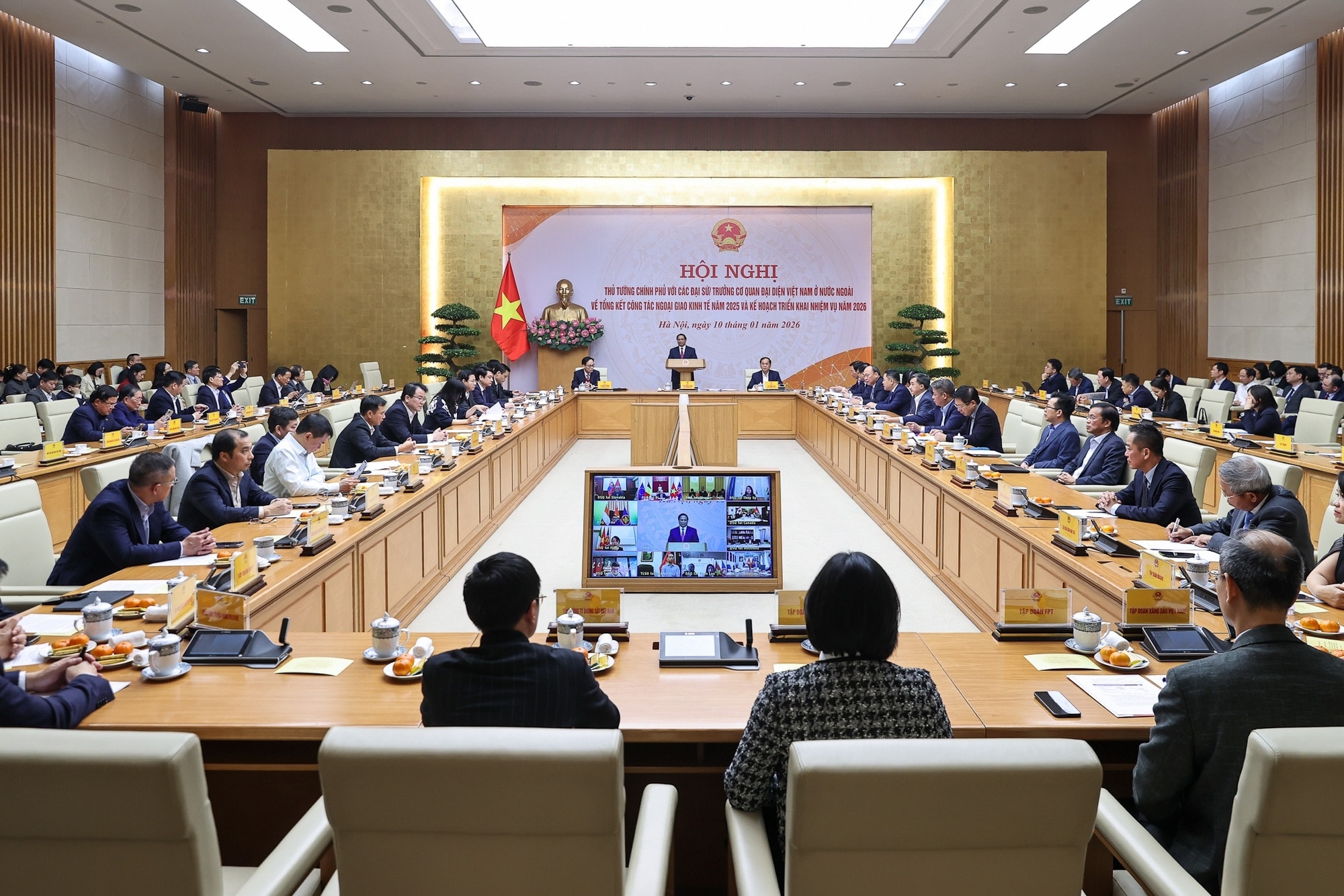 Thủ tướng Chính phủ Phạm Minh Chính chủ trì Hội nghị trực tuyến với các Đại sứ, Trưởng Cơ quan đại diện Việt Nam ở nước ngoài về tổng kết công tác ngoại giao kinh tế năm 2025 và triển khai nhiệm vụ năm 2026 - Ảnh: VGP/Nhật Bắc