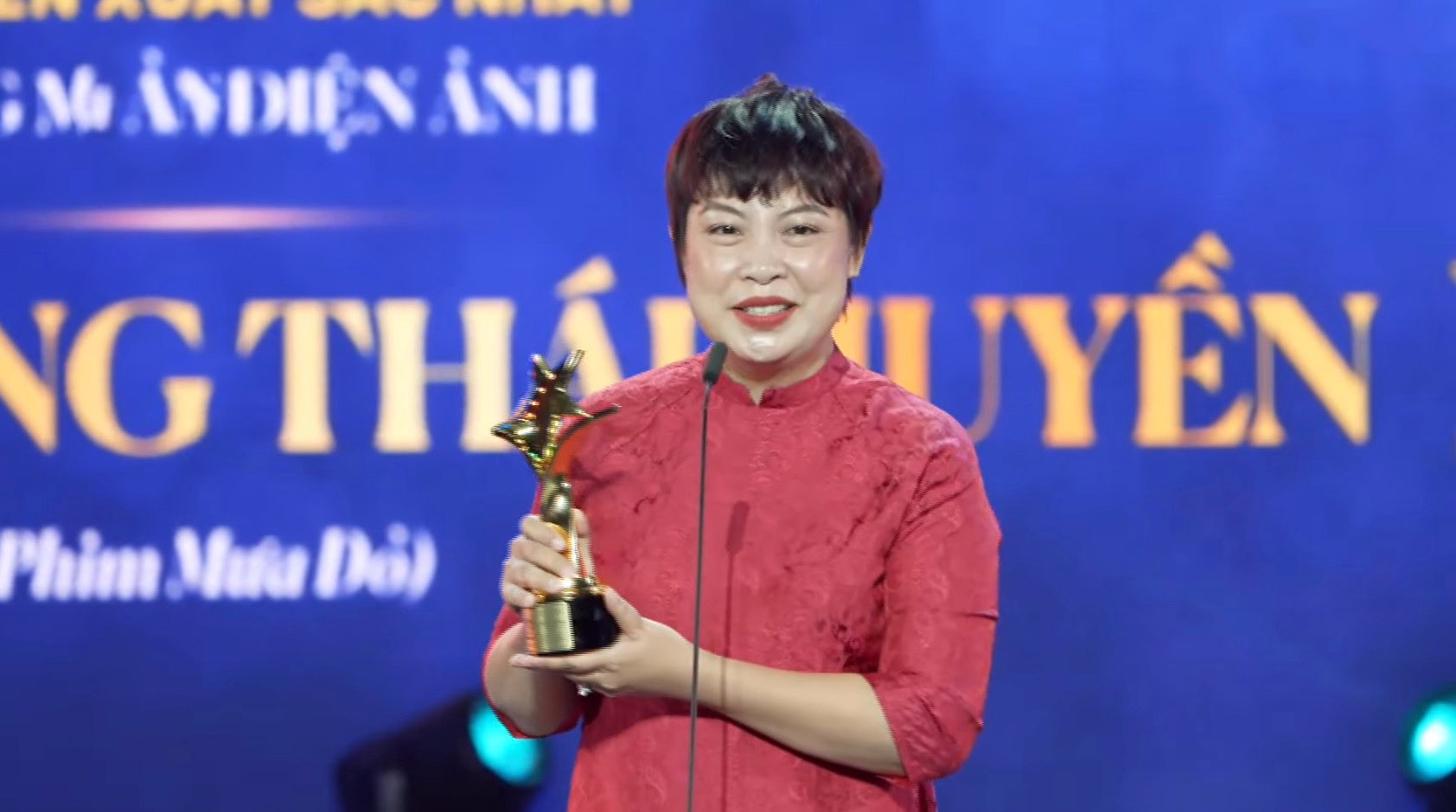 Đạo diễn Đặng Thái Huyền nhận giải 