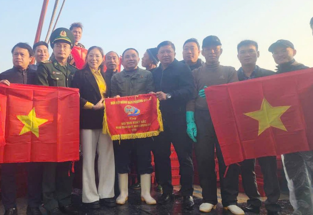 Ngư dân về bờ sớm trong chuyến đi biển bất ngờ ngày đầu năm - 1 Ngư dân về bờ sớm trong chuyến đi biển bất ngờ ngày đầu năm - 1